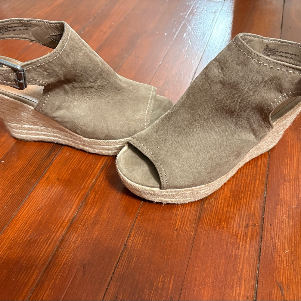 Stylish Tan Wedge Sandals